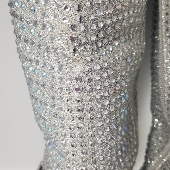 Bringing the bling! Shiekh knee length fur-lined boots and True Religion tee. - Picture 11 of 16